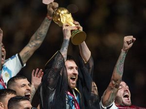 Gaya Messi Angkat Trofi Piala Dunia yang Jadi Perdebatan, Pakai Jubah Arab