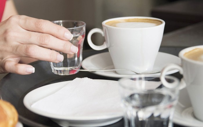 5 Alasan Mengapa Kamu Perlu Minum Air Putih Sebelum Ngopi