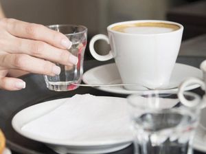 Mau Ngopi Saat Sahur? Minum Air Putih Dulu Agar Tetap Sehat