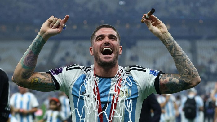 Soccer Football - FIFA World Cup Qatar 2022 - Final - Argentina v France - Lusail Stadium, Lusail, Qatar - December 18, 2022 Argentinas Rodrigo De Paul celebrates with his medal and part of the goal net after winning the World Cup REUTERS/Lee Smith     TPX IMAGES OF THE DAY