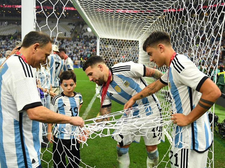 Pemain-Suporter Argentina Bawa Jaring Gawang Buat Suvenir