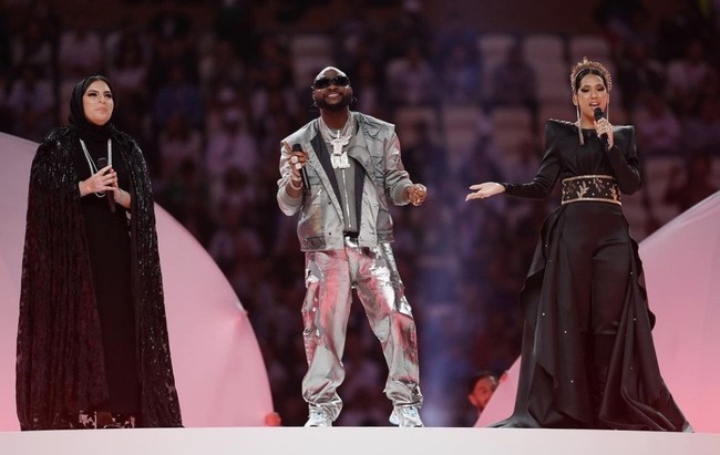Aisha Al Ziani, penyanyi dan penulis lagu yang berasal dari Qatar ini unjuk gigi saat upacara penutupan Piala Dunia 2022 di Stadion Lusail, Doha, Qatar, Minggu (18/12/2022).  Foto: Dok. Instagram @fifaworldcup.