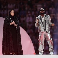 Aisha Al Ziani, penyanyi dan penulis lagu yang berasal dari Qatar ini unjuk gigi saat upacara penutupan Piala Dunia 2022 di Stadion Lusail, Doha, Qatar, Minggu (18/12/2022).  Foto: Dok. Instagram @fifaworldcup.