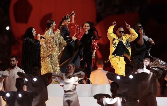 Lagu yang ia bawakan berjudul Hayya Hayya (Better Together). Dilansir dari Aljazeera, Aisha berduet dengan bintang Afro-pop Nigeria Davido dan Trinidad Cardona. Foto: Dok. Instagram @recordingacademy.