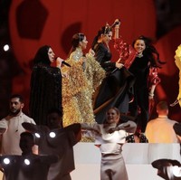 Lagu yang ia bawakan berjudul Hayya Hayya (Better Together). Dilansir dari Aljazeera, Aisha berduet dengan bintang Afro-pop Nigeria Davido dan Trinidad Cardona. Foto: Dok. Instagram @recordingacademy.