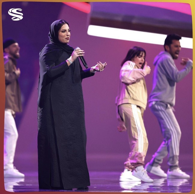 Bintang reggaeton Puerto Rico Ozuna bekerja sama dengan artis hip-hop Prancis Gims untuk naik panggung bersama Arhbo, lagu funky yang siap untuk klub yang menampilkan lingkaran vokal Arab yang menarik di bagian chorus. Foto: Dok. Instagram @qfalumni.