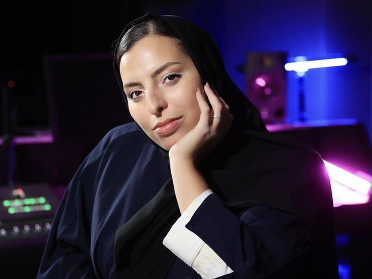Kisah Inspiratif Penyanyi Berhijab yang Tampil di Penutupan Piala Dunia 2022