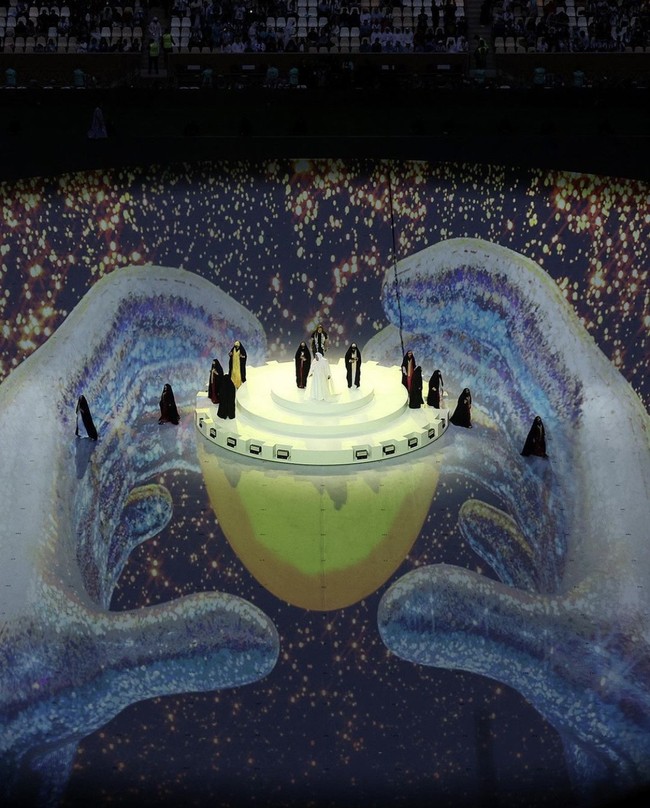 Aisha menceritakan tentang arti Hayya Hayya yang menjadi lagu Piala Dunia 2022. Jadi artinya dalam bahasa Arab seperti ayo pergi semacam memanggil orang untuk bangun dan merayakan selamat menikmati. Itulah arti umum dari kata Hayya Hayya, jelas Aisha kepada Al Jazeera. Foto: Dok. Instagram @fifaworldcup.