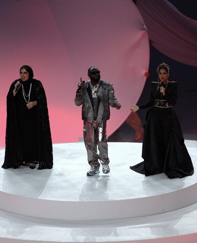 Aisha Al Ziani terpilih setelah menyanyikan lagu-lagu cover di media sosial. Dia berharap penampilannya di Piala Dunia 2022 bisa menginspirasi wanita lainnya. Dia ingin lebih banyak wanita muda di Qatar terjun ke industri musik.  Foto: Dok. Instagram @fifaworldcup.