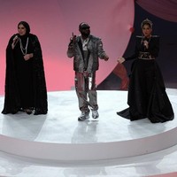 Aisha Al Ziani terpilih setelah menyanyikan lagu-lagu cover di media sosial. Dia berharap penampilannya di Piala Dunia 2022 bisa menginspirasi wanita lainnya. Dia ingin lebih banyak wanita muda di Qatar terjun ke industri musik.  Foto: Dok. Instagram @fifaworldcup.