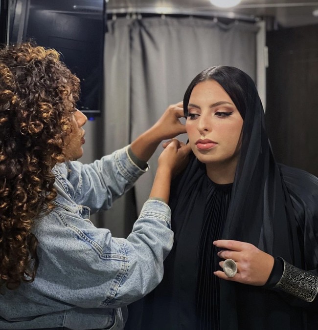 Aisha juga mengunggah di akun Instagramnya @aishaofcl saat dirinya membintangi video klip soundtrack Piala Dunia 2022. Saya dengan senang hati mengumumkan bahwa saya akan tampil di Soundtrack Resmi pertama FIFA WorldCup Qatar 2022 Hayya Hayya (Better Together) yang diproduksi dan disusun oleh Produser Eksekutif Kreatif FIFA @redone menampilkan @davido dan @trinidad Terima kasih @katarastudios dan @fifaworldcup telah menghidupkan proyek ini! Pastikan untuk menonton penampilan kami malam ini di Final Draw! #Bettertogether #Fifaworldcup #Qatar, tulis Aisha. Foto: Dok. Instagram @aishaofcl.