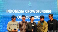 Kiri-kanan: CEO Shafiq Kevin Syahrizal, Bendahara Umum ALUDI dan CEO LandX Romario Sumargo, Wakil Ketua ALUDI dan CEO Bizhare Heinrich Vincent, Policy Director ALUDI Calvim Jonathan, dan CFO Bizhare Gatot Adhiwibowo berbincang dalam acara Indonesia Crowdfunding Outlook 2022 di Jakarta, Senin (19/12/2022).