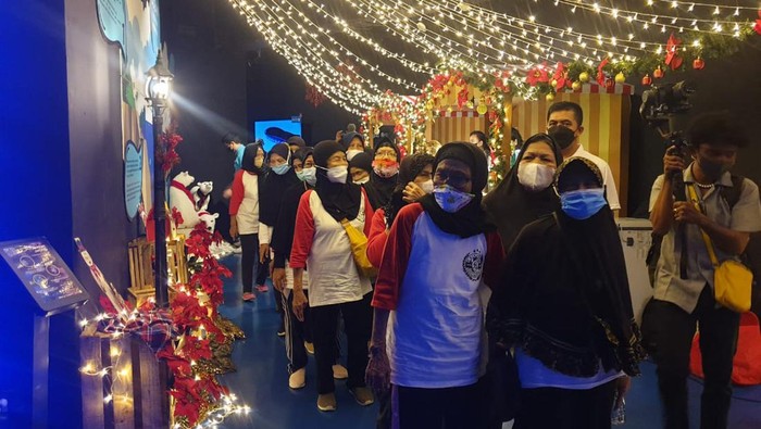Akademi Kepolisian (Akpol) 2010 B Rinaksa Sakalamandala mengadakan wisata bersama penghuni panti jompo Pusaka 41 Al Madiniyah ke Jakarta Aquarium, Jakarta Barat.