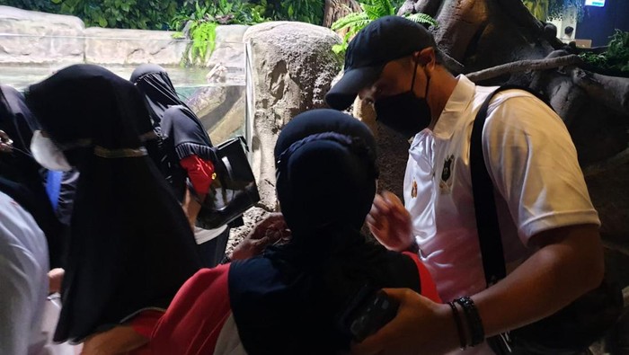 Akpol 2010 Ajak Penghuni Panti Jompo Wisata ke Jakarta Aquarium Akademi Kepolisian (Akpol) 2010 B Rinaksa Sakalamandala mengadakan wisata bersama penghuni panti jompo Pusaka 41 Al Madiniyah ke Jakarta Aquarium, Jakarta Barat.