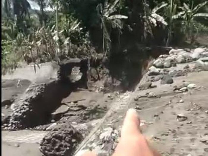 Akses menuju ke Dusun Sumber Langsep, Jugosari, Candipuro, Lumajang kembali terputus, tapi warga bisa melintas melewati aliran lahar dinginAkses menuju ke Dusun Sumber Langsep, Jugosari, Candipuro, Lumajang kembali terputus, tapi warga bisa melintas melewati aliran lahar dingin