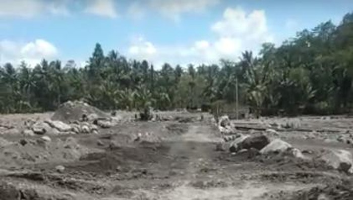 Akses menuju ke Dusun Sumber Langsep, Jugosari, Candipuro, Lumajang kembali terputus, tapi warga bisa melintas melewati aliran lahar dinginAkses menuju ke Dusun Sumber Langsep, Jugosari, Candipuro, Lumajang kembali terputus, tapi warga bisa melintas melewati aliran lahar dingin