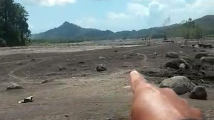 Akses menuju ke Dusun Sumber Langsep, Jugosari, Candipuro, Lumajang kembali terputus, tapi warga bisa melintas melewati aliran lahar dinginAkses menuju ke Dusun Sumber Langsep, Jugosari, Candipuro, Lumajang kembali terputus, tapi warga bisa melintas melewati aliran lahar dingin