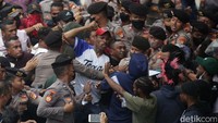 Belum sempat memulai aksi, mereka didatangi massa aksi lain yang mengatasnamakan kelompok Bela NKRI.