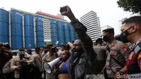 Salah satu peserta aksi berteriak bahwa mereka datang secara damai. Kami aksi damai, kata peserta aksi dari Papua.