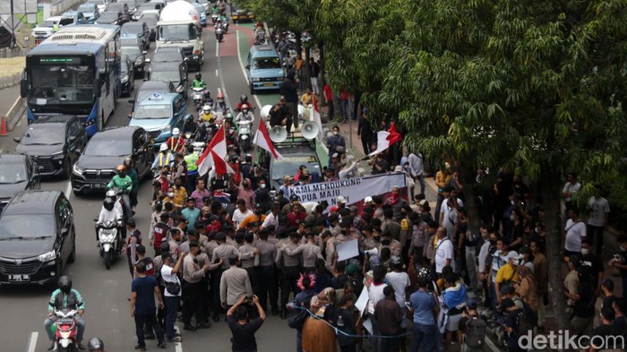Aksi Warga Papua di Kantor PBB Diwarnai Kericuhan Aksi warga Papua di depan kantor PBB di Jakarta diwarnai kericuhan. Mereka terlibat bentrokan dengan massa lain.
