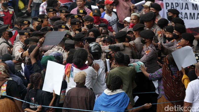 Aksi warga Papua di depan kantor PBB di Jakarta diwarnai kericuhan. Mereka terlibat bentrokan dengan massa lain.