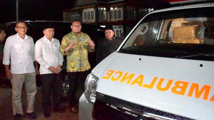 Andre Rosiade memberikan bantuan mobil ambulans.