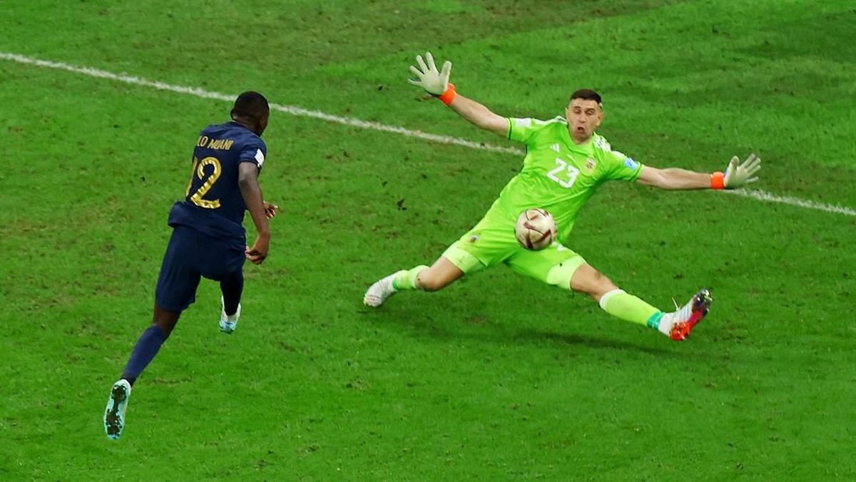 Emiliano Martinez membuat penyelamatan gemilang untuk menggagangalkan sepakan Randal Kolo Muani di pengujung perpanjangan waktu. (Foto: REUTERS/MOLLY DARLINGTON)
