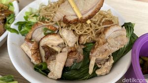 Cicip Bakmi Bebek Peking yang Empuk Nikmat di Warung Hidden Gem Cipete