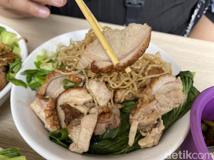 Cicip Bakmi Bebek Peking yang Empuk Nikmat di Warung Hidden Gem Cipete