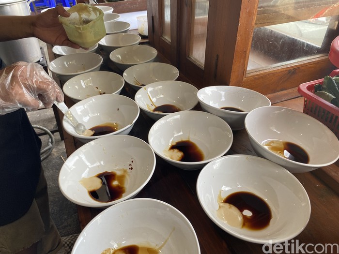 Bakmi Daging Legenda Bakmi Daging Legenda: sajikan menu bakmi daging brisket bakar dan bebek peking