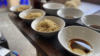 Warung ini menyajikan seporsi bakmi dengan mie keriting tipis yang diracik bersama bumbu bawang putih halus, kecap ikan, dan minyak bawang. Kalau ingin racikan yamin, bisa ditambahkan kecap manis. Foto: detikFood / Yenny Mustika Sari