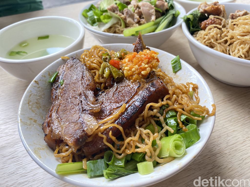 Bakmi Daging Legenda: sajikan menu bakmi daging brisket bakar dan bebek peking