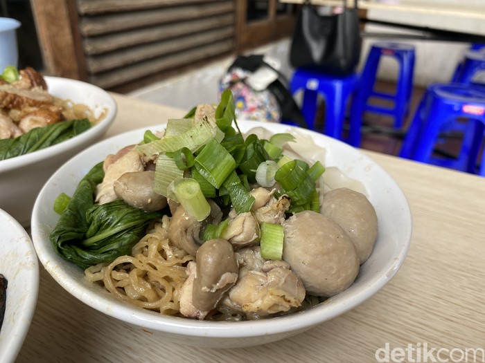 Bakmi Daging Legenda: sajikan menu bakmi daging brisket bakar dan bebek peking