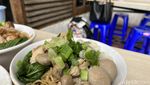 Cicip Bakmi Bebek Peking yang Empuk Nikmat di Warung Hidden Gem Cipete