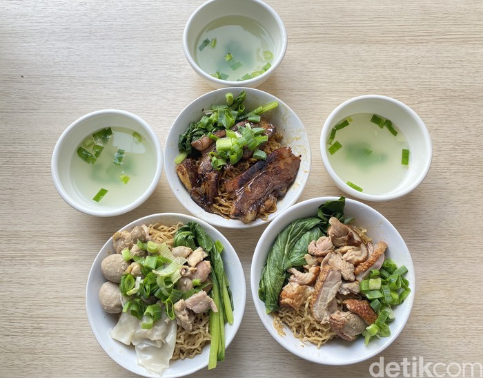 Bakmi Daging Legenda Bakmi Daging Legenda: sajikan menu bakmi daging brisket bakar dan bebek peking