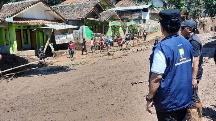 Banjir Bandang Sumedang Dipicu Sampah dari Gunung Geulis