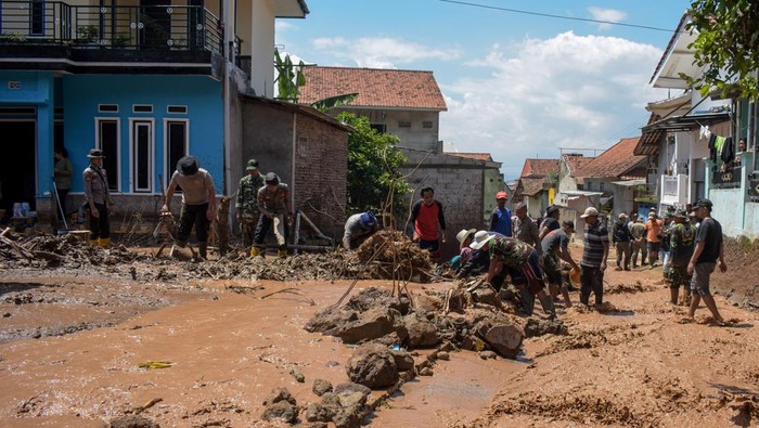 Banjir bandang menerjang Sumedang, Jawa Barat pada Sabtu (17/12/2022) sore. Banjir tersebut disebabkan oleh tanah longsor di Gunung Geulis.
