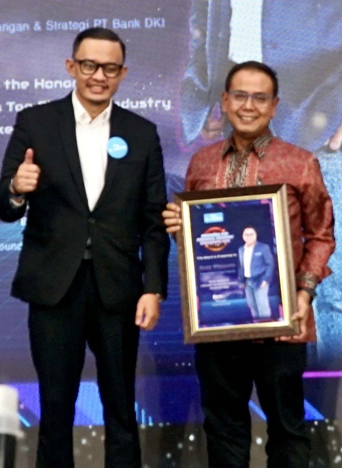 Bank DKI meraih penghargaan The Top 20 Financial Services Executives 2022. Penghargaan itu diberikan kepada 20 Executive/Direksi dari semua sektor jasa keuangan.