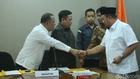 Komisioner Divisi Hukum dan Pengawasan, yakni Koordinator Mochamad Afifuddin serta Wakil Koordinator Idham Holik juga ikut menghadiri mediasi tersebut.