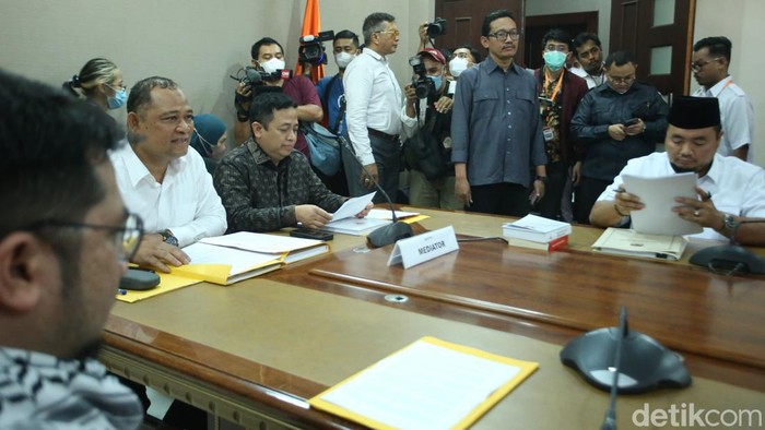 Bawaslu Gelar Mediasi Perdana untuk Partai Ummat dan KPU Bawaslu melakukan mediasi kepada Partai Ummat dan Komisi Pemilihan Umum (KPU).