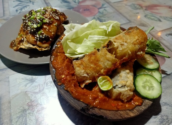 Belut dan lele vegetarian di Eseng Oseng, Jalan Pura Demak, Gang Marlboro XIX, Denpasar, Bali.