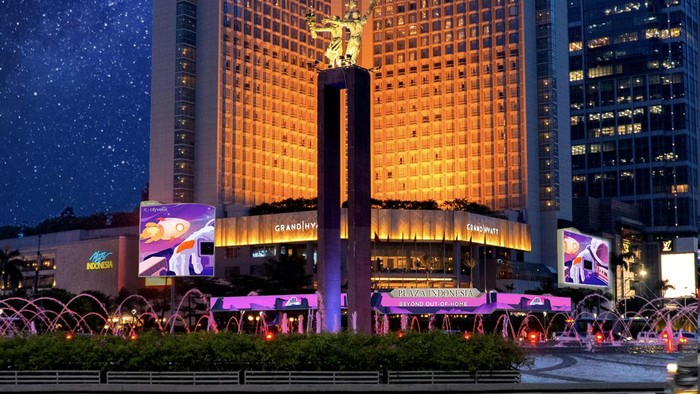 Huru-hara suasana Bundaran Hotel Indonesia (HI) akan semakin memukau. Orang-orang yang melintas, bakal dijejali pemandangan epik dari lima LED super canggih.