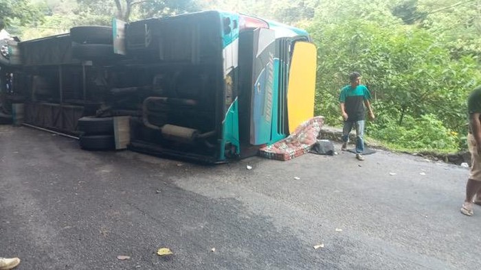 Bus rombongan Unri terbalik di Padang Panjang, Sumatera Barat (Foto: Istimewa)