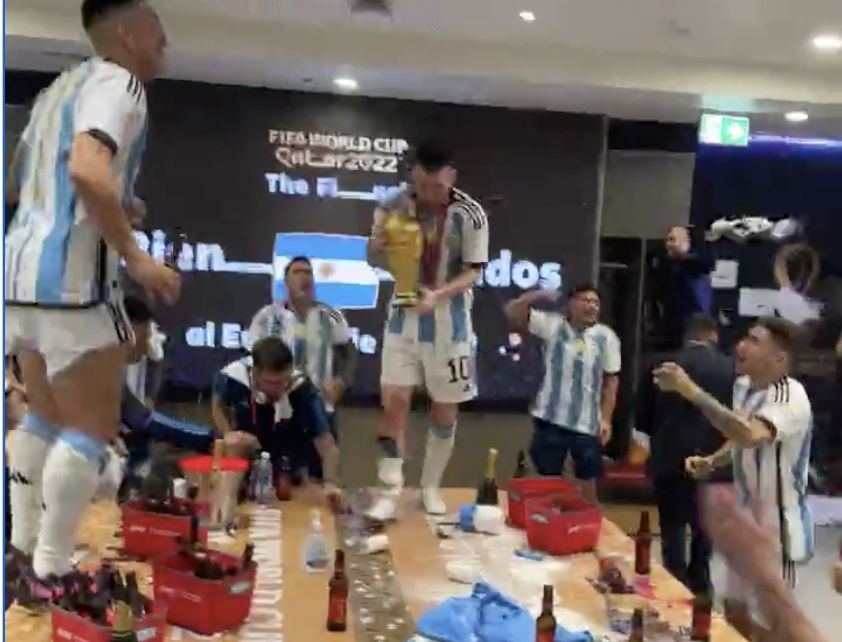 Dalam unggahan story Instagram kunaguero, Menunjukan Messi saat di ruang ganti. (Instagram @kunaguero)