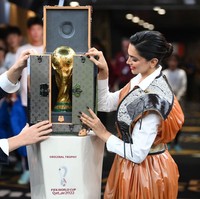 Instagram Louis Vuitton diserbu dengan komentar kritikan netizen. Baju yang dikenakan bintang film Chennai Express itu disebut mirip karung goni. Foto: Getty Images