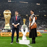 Busana yang dikenakan Deepika tersebut datang dari Louis Vuitton. Deepika adalah brand ambassador Louis Vuitton. Dia mewakili brand tersebut membawa trofi tersebut yang dibungkus dengan koper Louis Vuitton. Foto: Getty Images