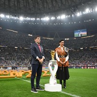 Turun ke lapangan, aktris Bollywood 36 tahun itu mengenakan kemeja dan vest oversized kulit dengan ikat pinggang buckle besi. Penampilan Deepika itu dipadankan dengan rok bervolume. Foto: Getty Images