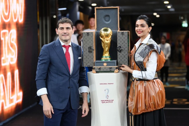 Namun di momen tersebut bukanlah penampilan terbaik aktris cantik India tersebut. Busana yang dikenakan aktris India itu saat membawa trofi bersama Iker Casillas banyak mendapatkan kritik. Foto: FIFA via Getty Images/Shaun Botterill