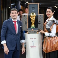 Namun di momen tersebut bukanlah penampilan terbaik aktris cantik India tersebut. Busana yang dikenakan aktris India itu saat membawa trofi bersama Iker Casillas banyak mendapatkan kritik. Foto: FIFA via Getty Images/Shaun Botterill