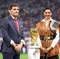 “Sungguh dia adalah bintang besar, apa yang dipakainya? Sebuah karung goni?” sindir netizen. “Louis Vuitton kalian seharusnya memberikan sesuatu yang lebih baik untuk dikenakan. Mengapa kamu melakukan ini padanya?” komplain netizen lainnya. Foto: FIFA via Getty Images/Shaun Botterill